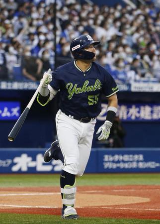 ９回、村上が右中間に３ランを放つ