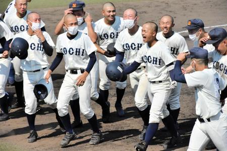 　サヨナラ勝利を喜ぶ熊沢実樹哉（右から２人目）ら高知商ナイン