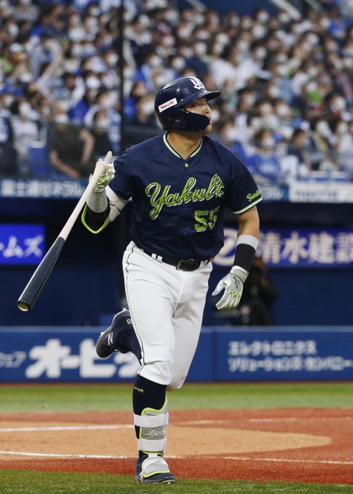 ９回、村上が右中間に３ランを放つ