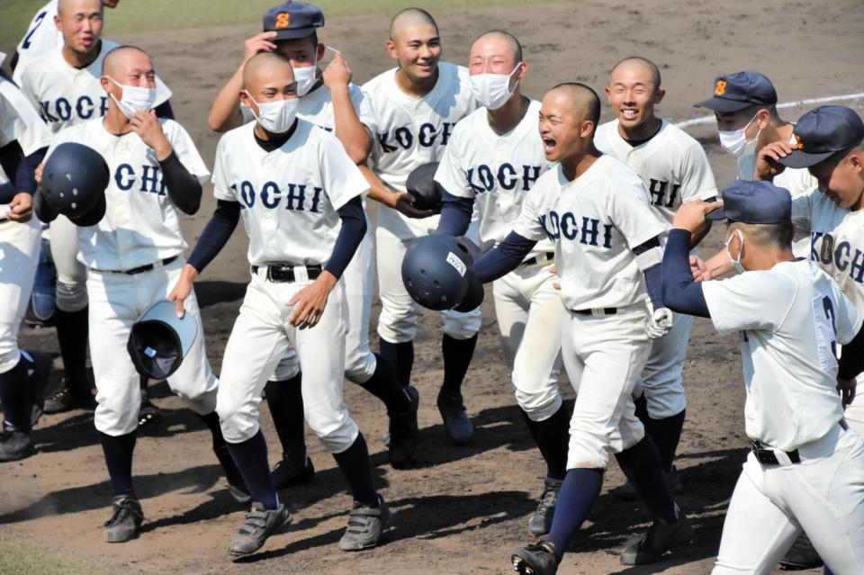 　サヨナラ勝利を喜ぶ熊沢実樹哉（右から２人目）ら高知商ナイン
