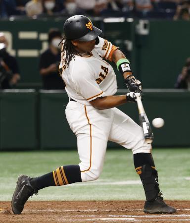 　８回巨人無死一、二塁、ウォーカーが左前に勝ち越し打を放つ＝東京ドーム