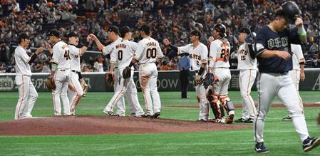 　交流戦初戦を勝利し喜ぶ巨人ナイン（撮影・佐々木彰尚）