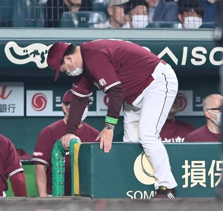 　５回、リクエストを終え、ベンチへ戻る石井監督（撮影・飯室逸平）