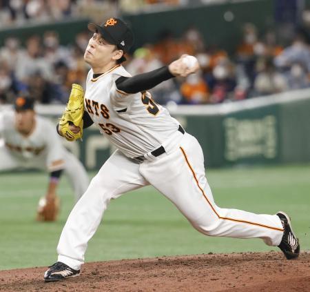 　８回のピンチで登板し、今季初勝利を挙げた巨人・高梨＝東京ドーム