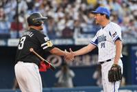 　対決を終え笑顔で握手する斎藤コーチと松中信彦氏（撮影・金田祐二）