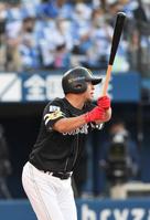 　斎藤コーチから中前打を放つ松中信彦氏（撮影・金田祐二）