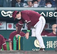 　５回、リクエストを終え、ベンチへ戻る石井監督（撮影・飯室逸平）