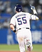 　１１回、サヨナラ弾を放ち一塁を回る村上（撮影・高石航平）