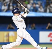 　１１回、サヨナラ弾を放つ村上（撮影・高石航平）