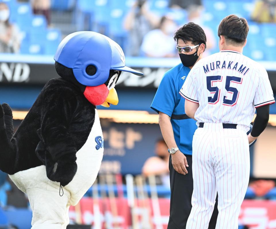 　村上と一緒に稲葉ＧＭにあいさつするつば九郎（撮影・高石航平）