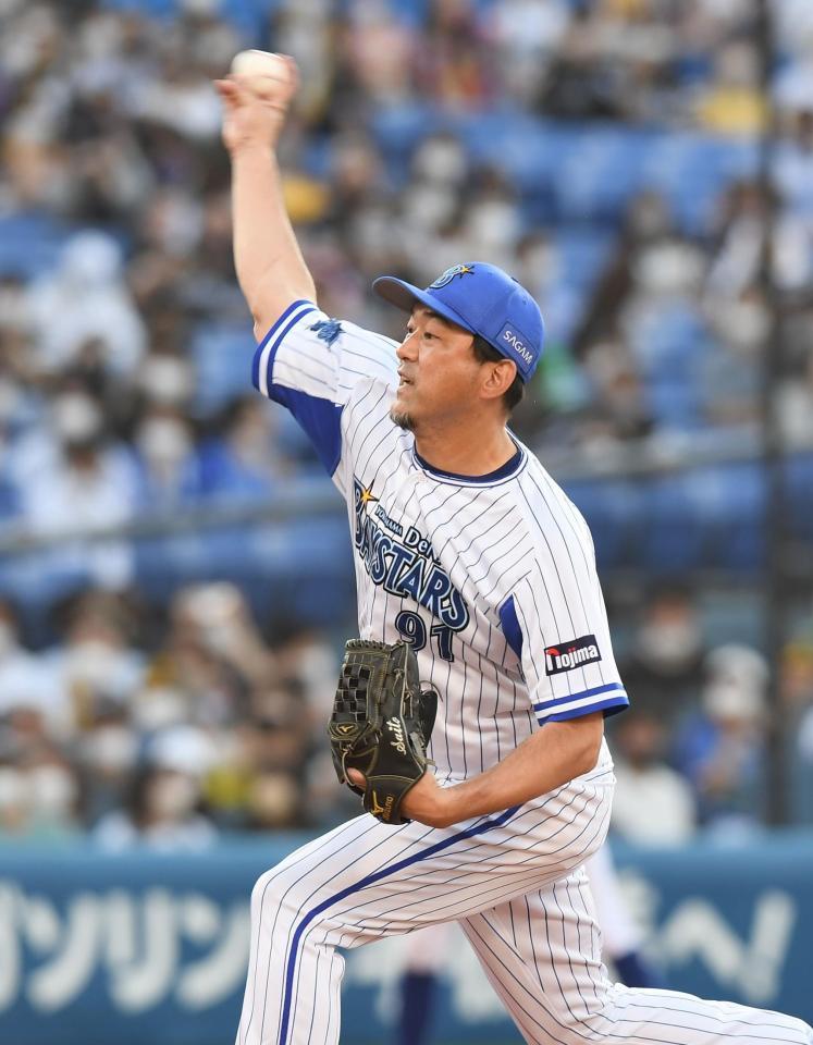 　松中信彦氏を相手に力投する斎藤コーチ（撮影・金田祐二）