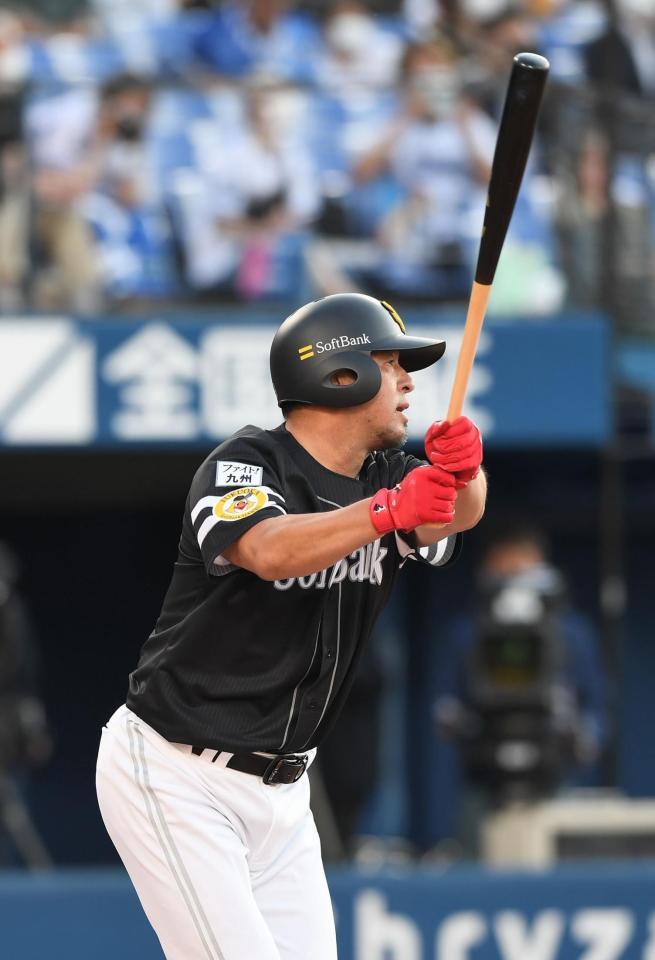 　斎藤コーチから中前打を放つ松中信彦氏（撮影・金田祐二）