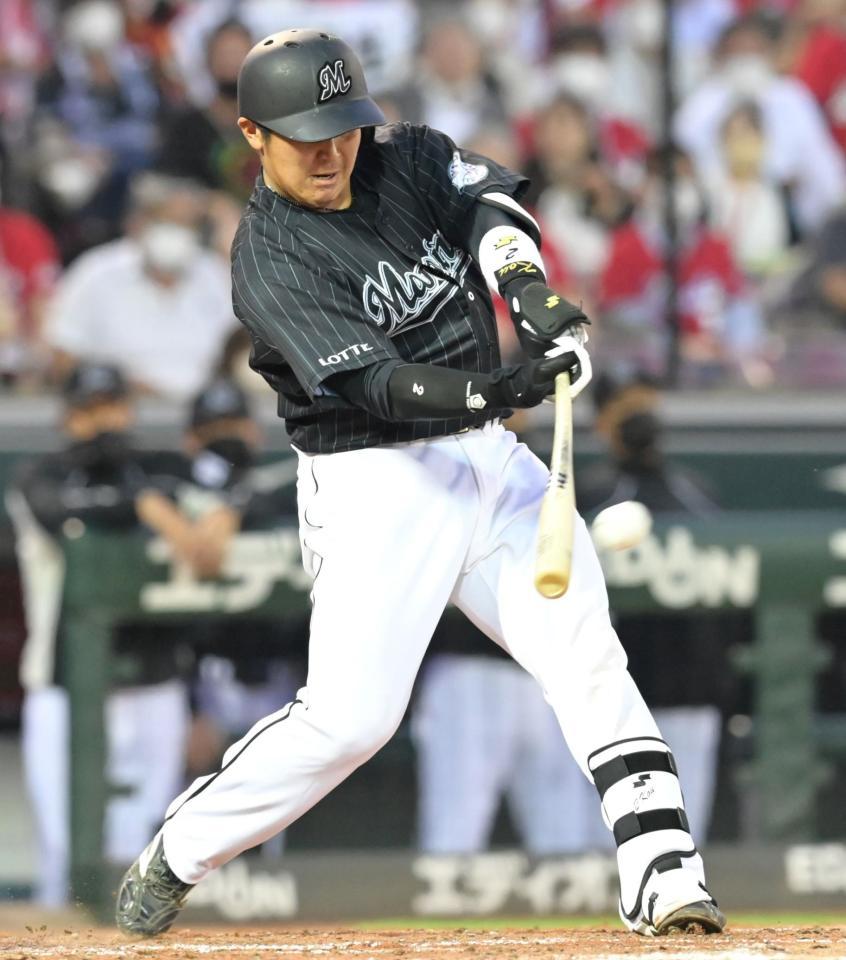 　５回、左中間へ適時二塁打を放つ松川（撮影・立川洋一郎）