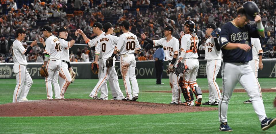 　交流戦初戦を勝利し喜ぶ巨人ナイン（撮影・佐々木彰尚）