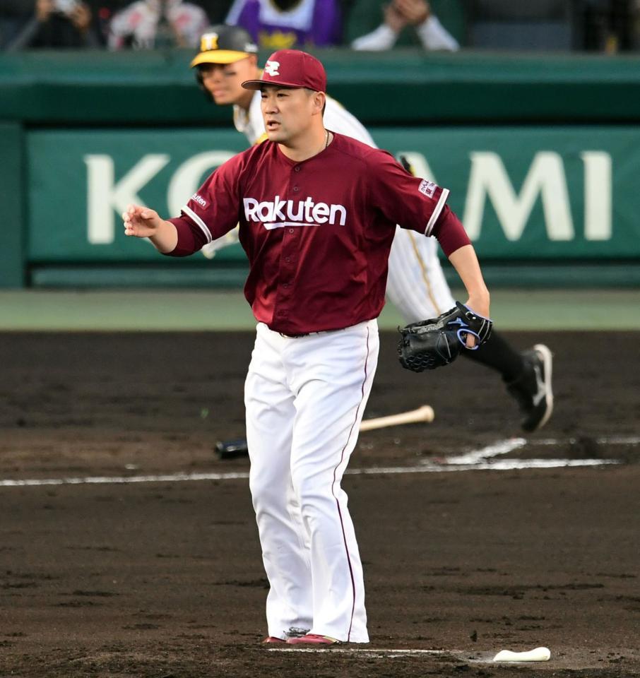 　１回、田中将は佐藤輝を併殺に打ち取る（撮影・山口登）