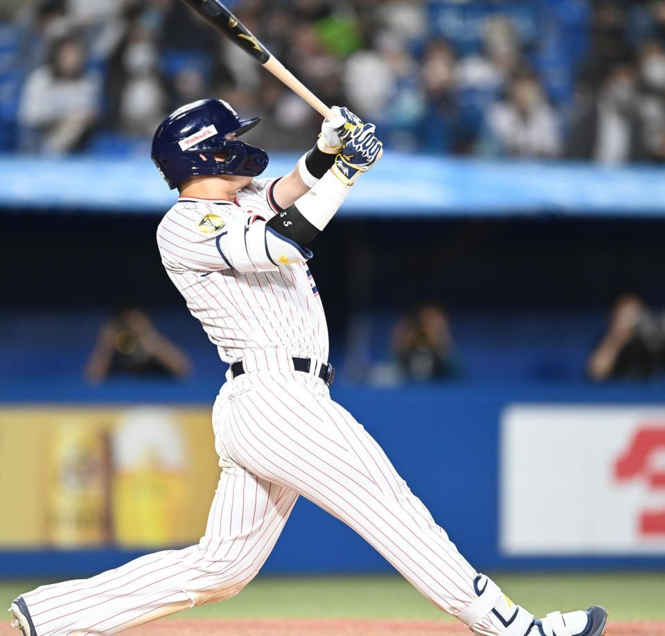 　１１回、サヨナラ弾を放つ村上（撮影・高石航平）