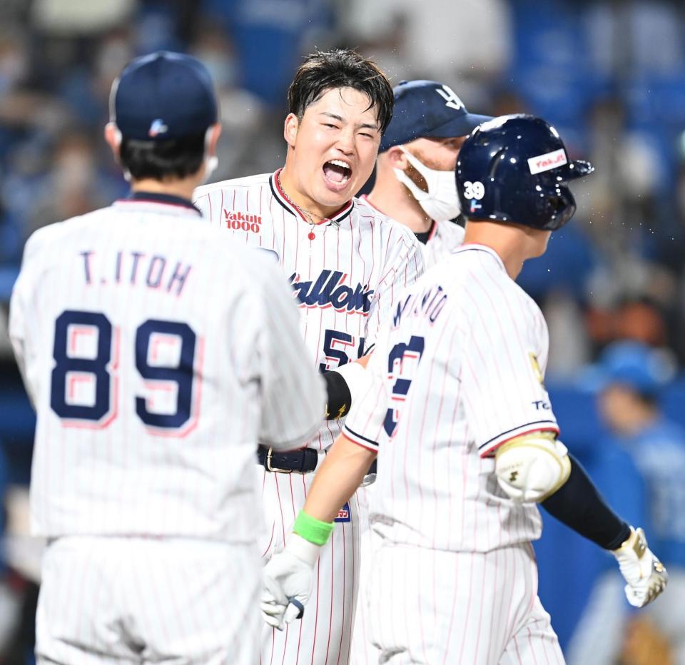 　１１回、サヨナラ弾を放ちナインに祝福される村上（撮影・高石航平）