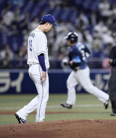 　２回、山川（右）に本塁打を浴びた高橋宏