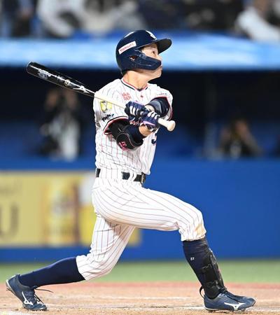 　９回、サヨナラ３ランを放つ山崎（撮影・高石航平）