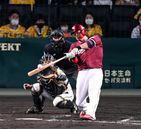 　５回、浅村は左越えに２ランを放つ（撮影・山口登）