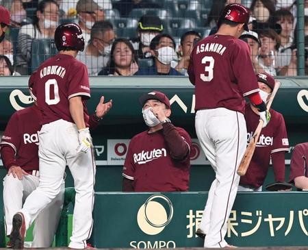 　５回、２ランを放った浅村（３）らを迎える石井監督（中央）＝撮影・飯室逸平