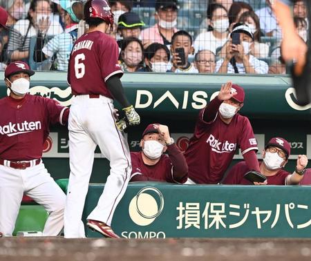 　３回、同点に湧く石井監督（右から３人目）ら（撮影・飯室逸平）