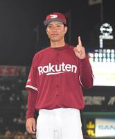 　ヒーローインタビューを終え、ポーズを決める辛島（撮影・高部洋祐）