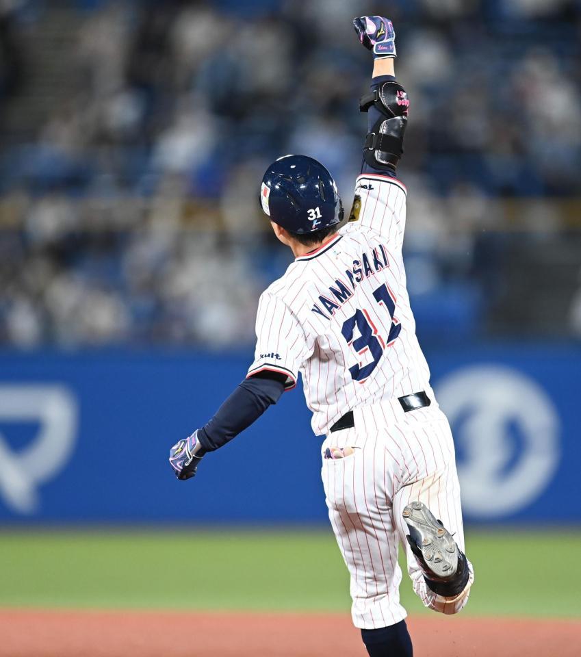 　９回、サヨナラ３ランを放ち拳を突き上げる山崎（撮影・高石航平）