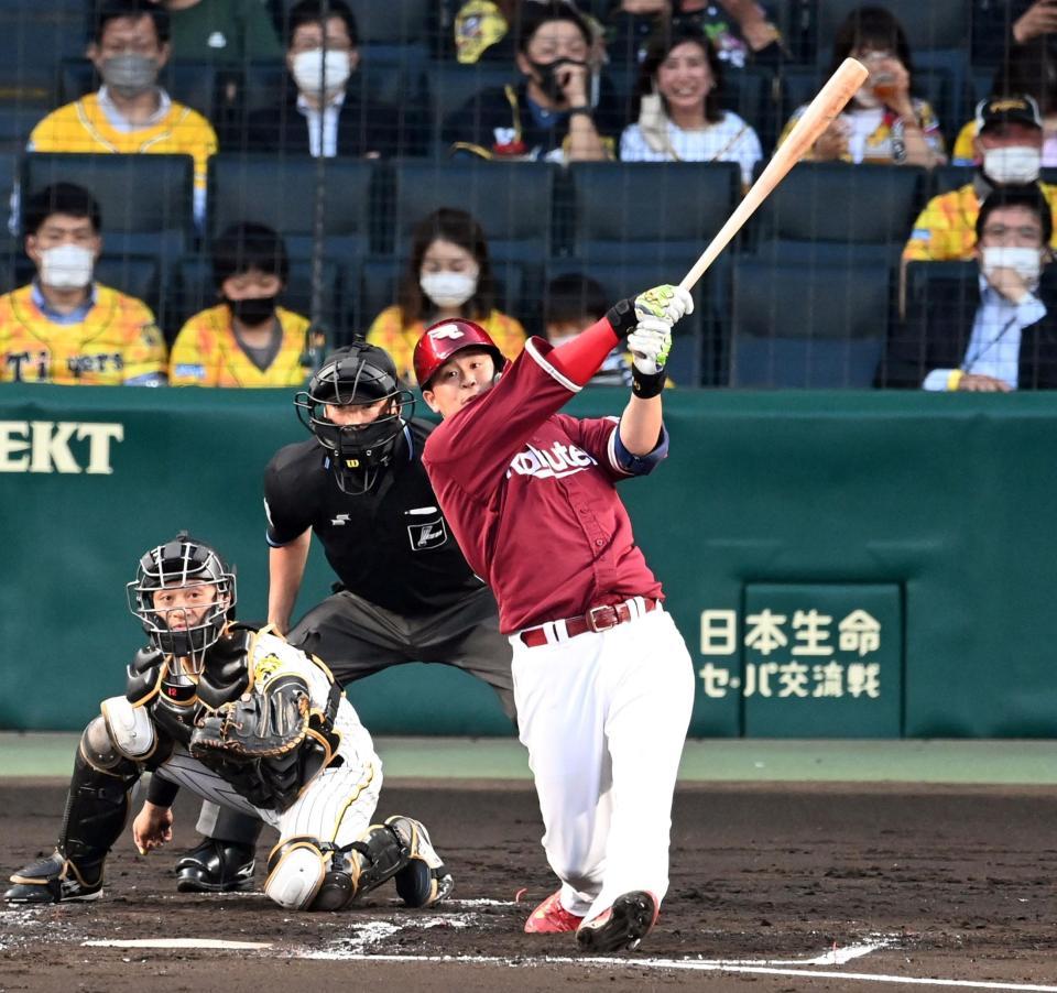 　３回、浅村は中前に同点適時打を放つ（撮影・山口登）