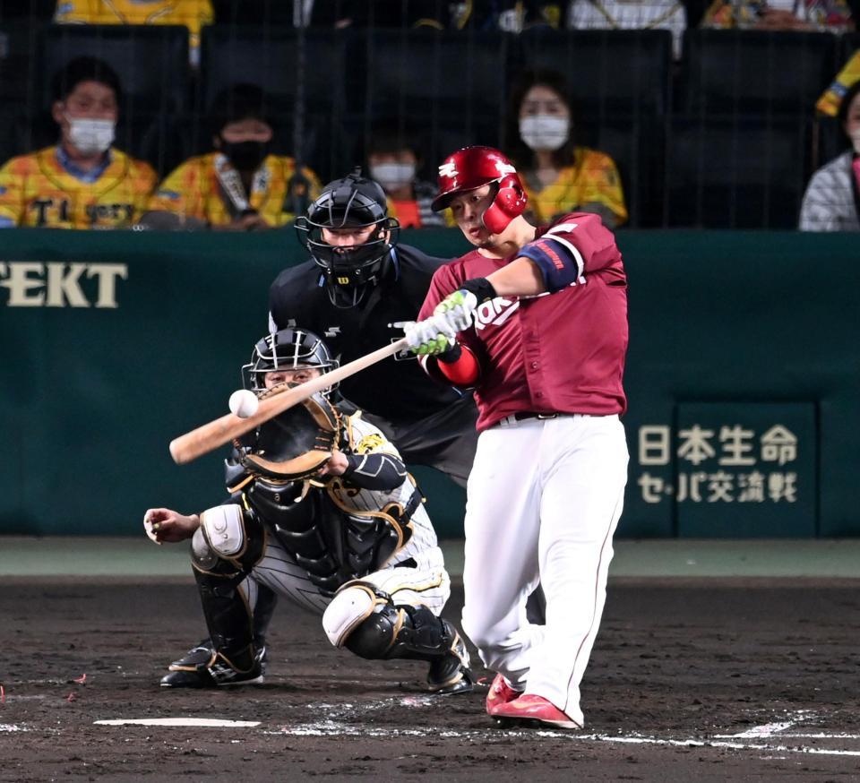 　５回、浅村は左越えに２ランを放つ（撮影・山口登）