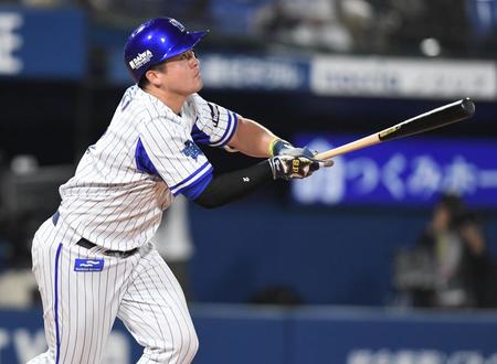 　４回、右越えソロを放つ牧（撮影・金田祐二）