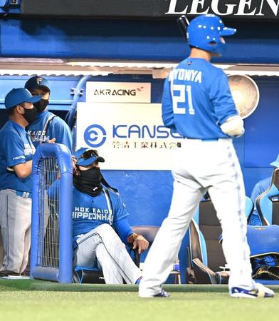 　７回、代打の準備をする清宮と厳しい表情で試合を見つめる新庄ビッグボス（撮影・高石航平）