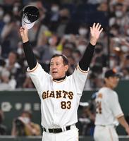 　ファンにあいさつをする原監督（撮影・佐々木彰尚）