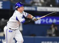 　４回、右越えソロを放つ牧（撮影・金田祐二）