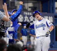 　４回、右越えソロを放ちナインに迎えられる牧（撮影・金田祐二）