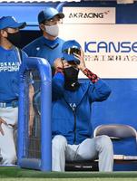 　伊藤が４回に逆転を許し、帽子をかぶりなおす新庄ビッグボス（撮影・高石航平）