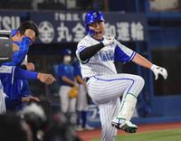 　５回、右中間ソロを放ちポーズをきめる佐野（撮影・金田祐二）