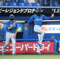 　交流戦初勝利を挙げ、スキップでナインを出迎えに行く新庄ビッグボス（撮影・高石航平）