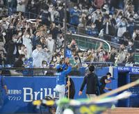 　３戦目で交流戦初勝利を飾り、ファンと一緒に拍手しながら引き揚げる新庄ビッグボス（撮影・高石航平）