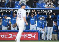 　延長１０回に勝ち越しを決め、歓喜す日本ハムナイン（撮影・高石航平）