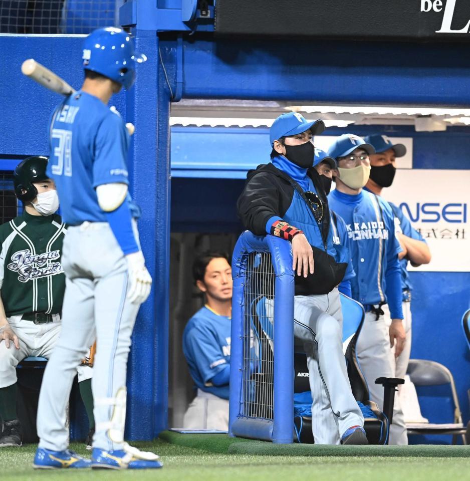 　９回、１死一、三塁でダブルスチールを仕掛け本塁アウトの清宮がリクエストを求めるも知らん顔の新庄ビッグボス