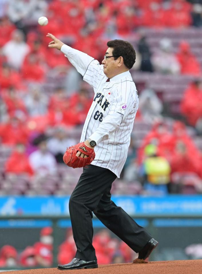 　始球式を務める山本浩二氏（撮影・立川洋一郎）