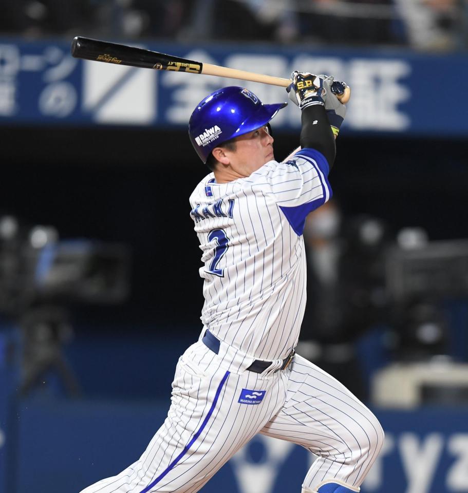 　４回、右越えソロを放つ牧（撮影・金田祐二）