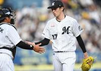 １回、大山を三ゴロに打ち取り松川（左）とタッチを交わす佐々木朗（撮影・開出牧）