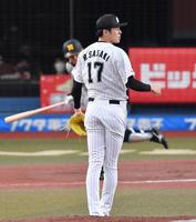 ２回、糸原に左前打を浴びた佐々木朗（撮影・佐々木彰尚）