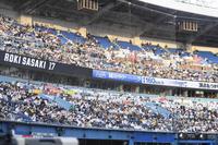 初回、佐々木朗が１６０キロ超えを連発し内野のリボンビジョンに表示された「京成スカイライナー」と「ＲＯＫＩ　ＳＡＳＡＫＩ１７」＝撮影・開出牧