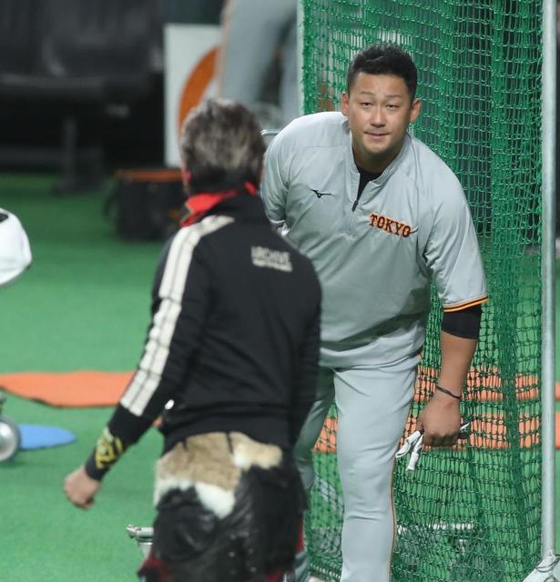 巨人・中田翔、新庄ビッグボスにも挨拶 移籍後初の札幌ドーム/野球