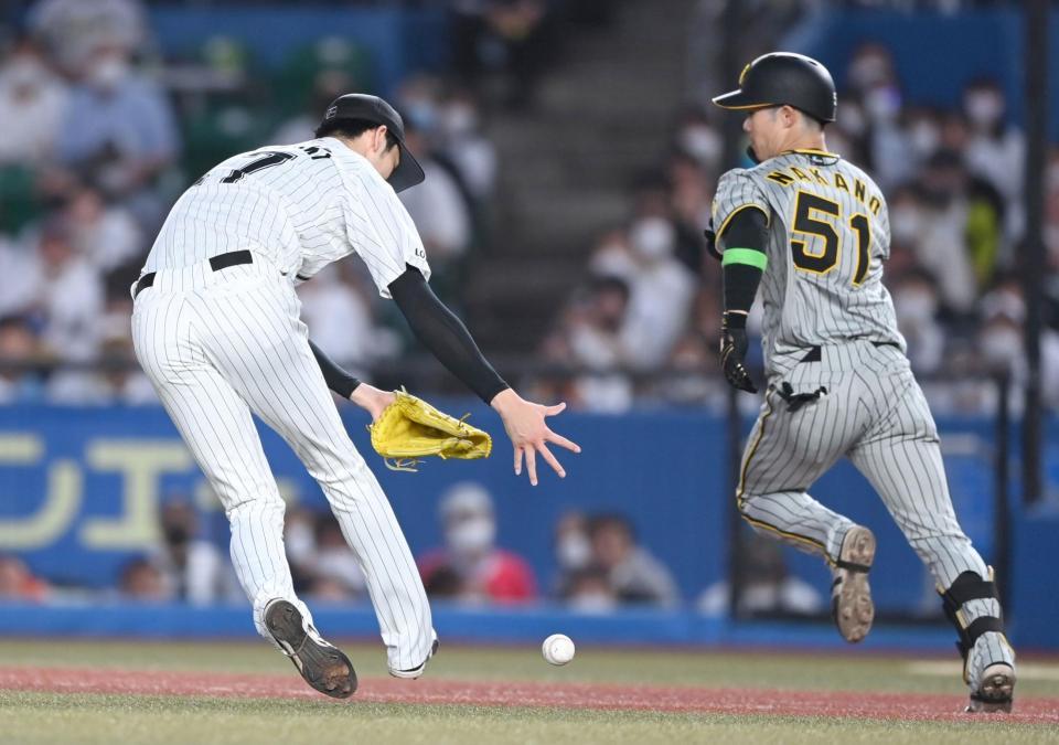 ４回、中野の打球をファンブルする佐々木朗（撮影・田中太一）