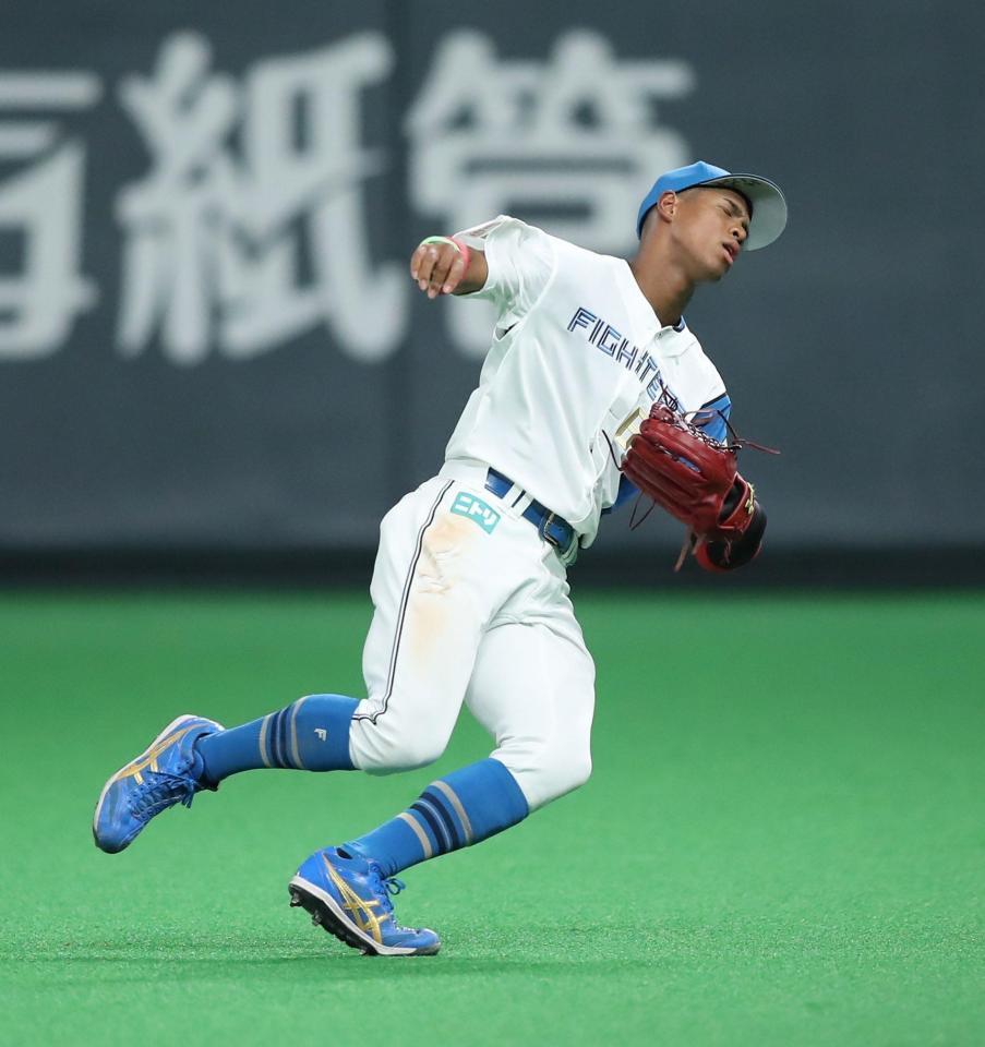 ５回、打球を後逸した万波（撮影・中島達哉）