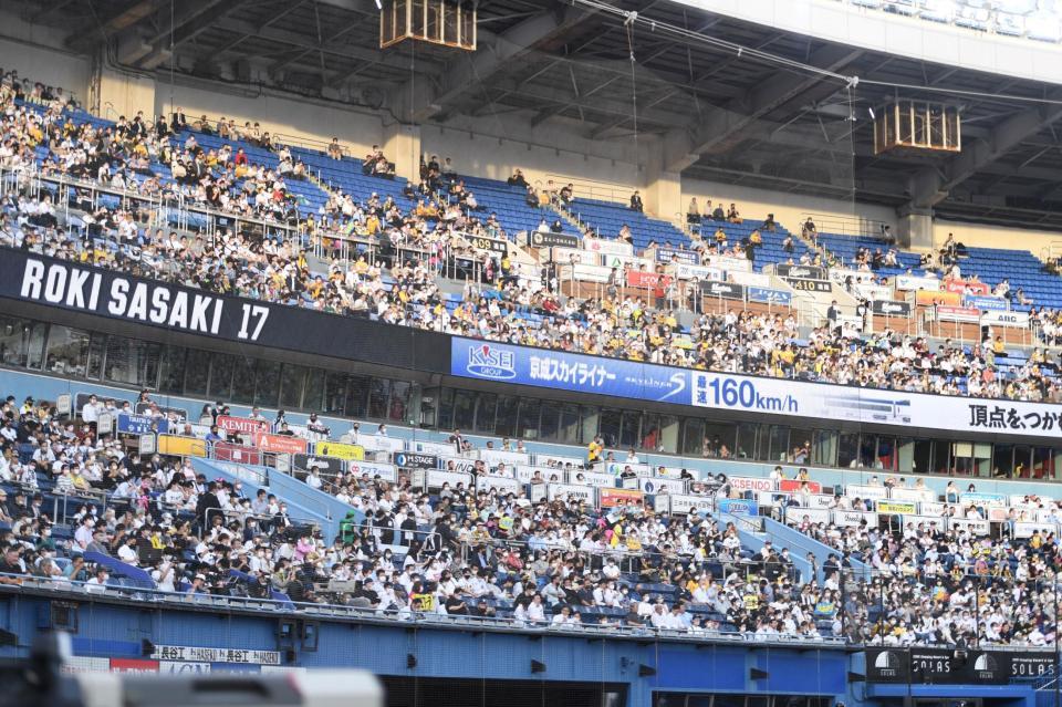 初回、佐々木朗が１６０キロ超えを連発し内野のリボンビジョンに表示された「京成スカイライナー」と「ＲＯＫＩ　ＳＡＳＡＫＩ１７」＝撮影・開出牧
